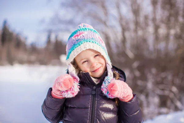 Retrato de niña adorable en sombrero de invierno en el bosque nevado —  Fotos de Stock