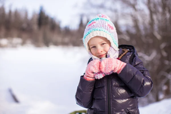 Portrait de petite adorable fille heureuse dans la neige ensoleillée journée d'hiver — Photo