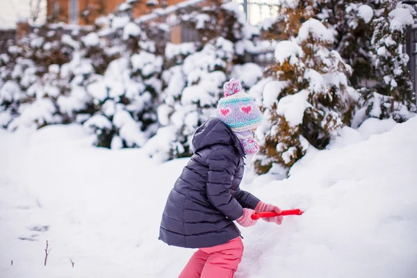 在一个冬日的公园户外的可爱小女孩 — 图库照片