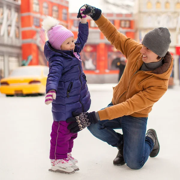 Jeune père et adorable petite fille s'amusent sur la patinoire — Photo