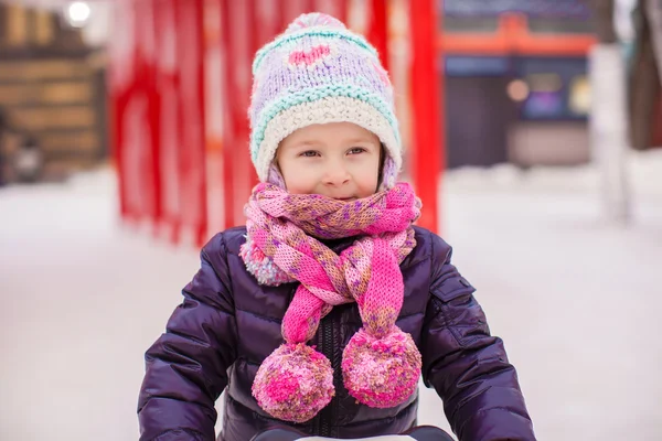 Entzückendes kleines glückliches Mädchen beim Schlittschuhlaufen auf der Eisbahn — Stockfoto