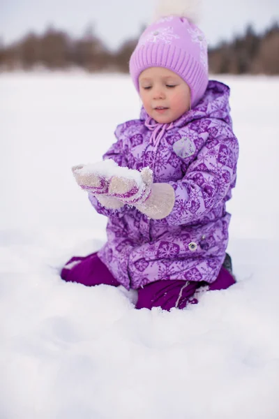 冬の晴れた日で雪の上で楽しんで幸せな女の子 — ストック写真