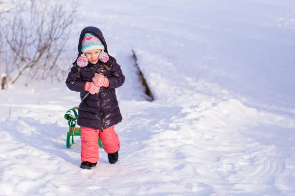 Rozkošný šťastná holčička užívat sněhu slunný zimní den — Stock fotografie