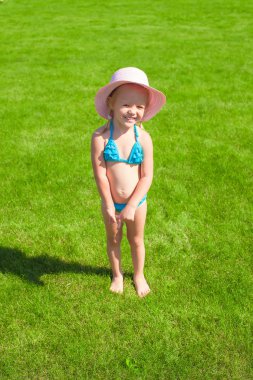 güneşli bir yaz günü açık oynayan bir mayo küçük sevimli kız