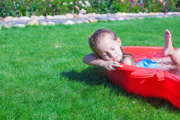 Primer plano de la linda niña disfrutando de sus vacaciones en la piscina al aire libre — Foto de Stock