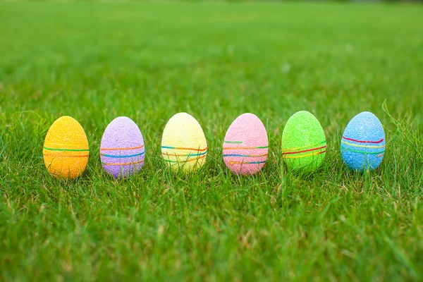 Gekleurde kleurrijke paaseieren in het gras — Stockfoto