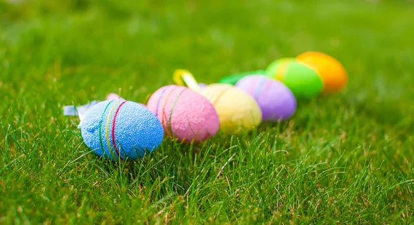 Huevos de Pascua multicolores sobre hierba verde — Foto de Stock