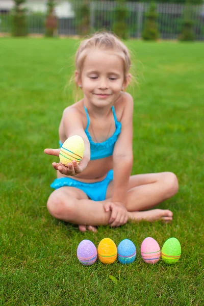 Küçük güzel bir kız bir easter egg holding — Stok fotoğraf