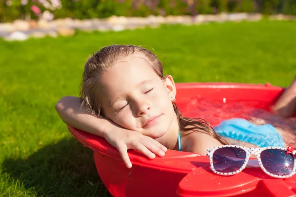 Retrato de niña adorable relajante disfrutando de sus vacaciones en la pequeña piscina al aire libre — Foto de Stock