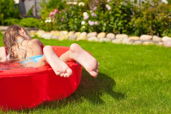 Gros plan des jambes d'une petite fille dans la piscine — Photo