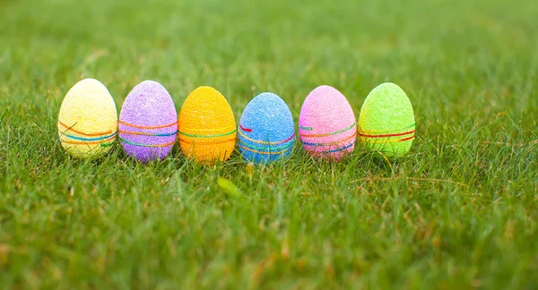Huevos coloridos de Pascua en la hierba — Foto de Stock