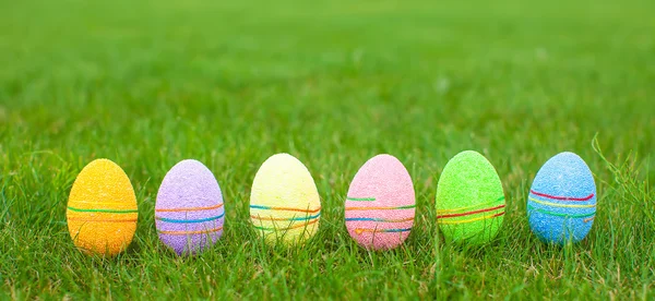 Huevos de Pascua multicolores sobre hierba verde — Foto de Stock