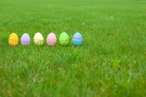 Huevos de Pascua multicolores sobre hierba verde — Foto de Stock