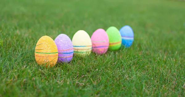 Multi-coloridos ovos de Páscoa na grama verde — Fotografia de Stock