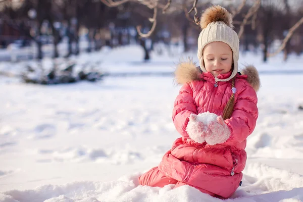 Adorable petite fille en plein air dans le parc par une froide journée d'hiver — Photo