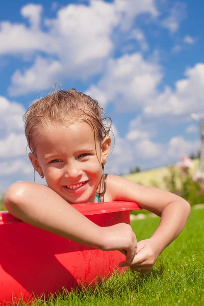 Retrato de niña encantadora sonriente disfrutando de sus vacaciones en la piscina al aire libre —  Fotos de Stock