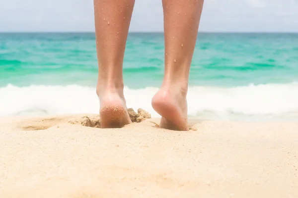 Piękne nogi kobiet na białej, piaszczystej plaży — Zdjęcie stockowe