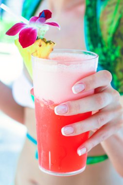 tropikal kırmızı kokteyl bir egzotik tatil üzerinde genç bir kadının elinde