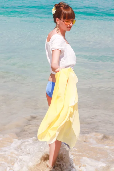 Young beautiful woman at tropical beach — Stock Photo, Image