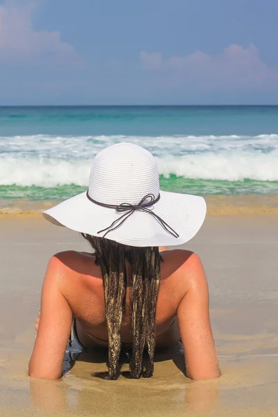 Young woman sitting in white hat enjoying summer vacation — Stock Photo, Image