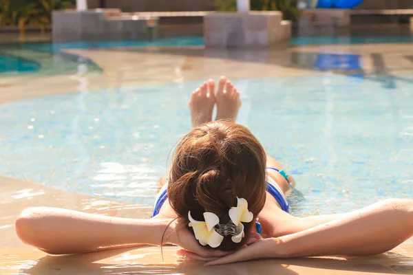 Menina bonita jovem relaxante na piscina tranquila de luxo — Fotografia de Stock
