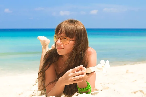 Mujer joven leyendo el libro sobre la playa tropical blanca —  Fotos de Stock