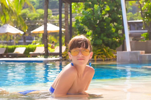 Jovem menina bonita desfrutando de férias em luxo piscina tranquila — Fotografia de Stock