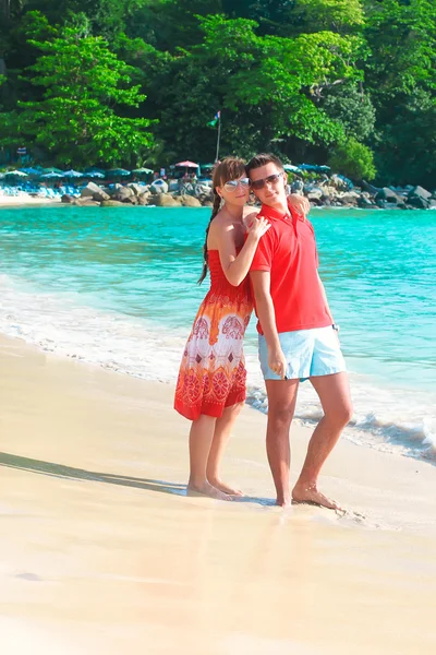 Junges Paar genießt einander an einem tropischen Strand — Stockfoto