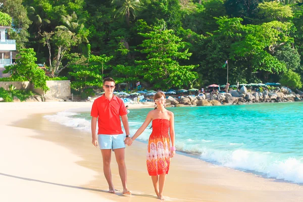 Unga romantiska par promenader på exotiska strand i solig dag — Stockfoto