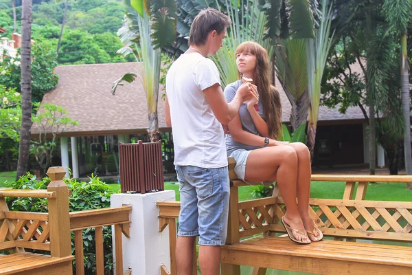 Jeune couple relaxant dans une station exotique — Photo