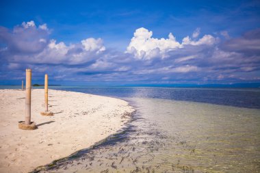 mükemmel beyaz plaj turkuaz su ve ıssız bir ada üzerinde küçük bir çit ile