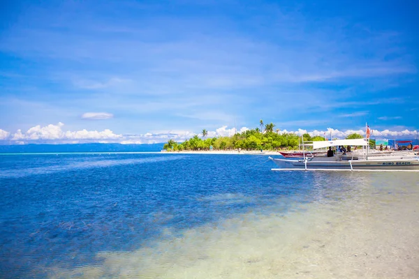 Small boats on the white tropical beach — Stock Photo, Image