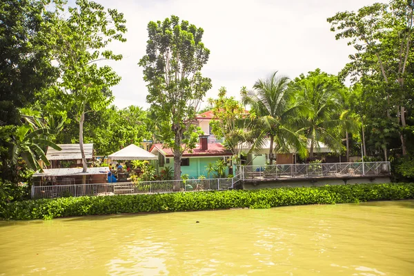 Tropiska loboc river och asiatiska village, bohol island, Filippinerna — Stockfoto
