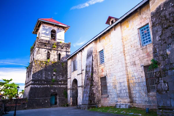 Igreja Católica bonita em um país exótico ao ar livre — Fotografia de Stock