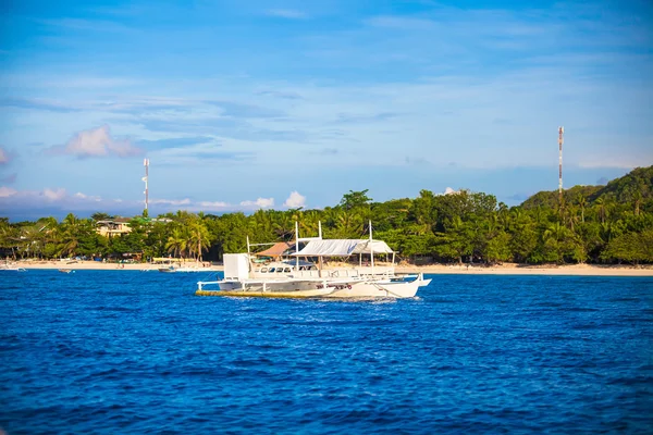 Grande catamarã no mar aberto perto da ilha de Bohol — Fotografia de Stock