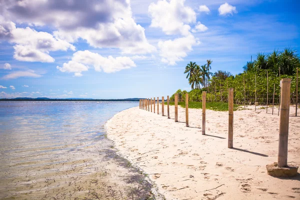 Praia tropical ideal com água azul-turquesa e areia branca em uma ilha deserta — Fotografia de Stock