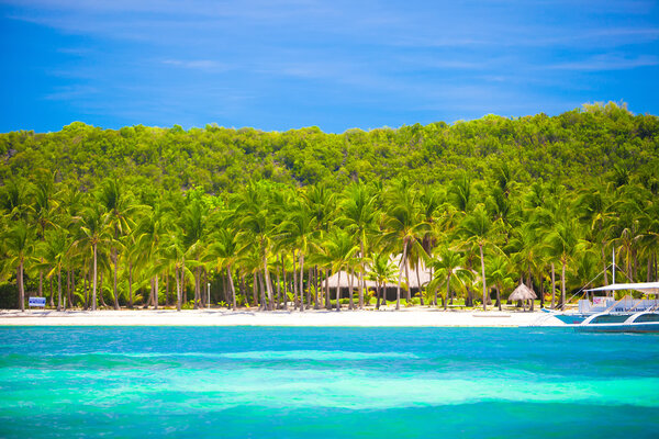 Пейзаж тропического острова с идеальным голубым небом
