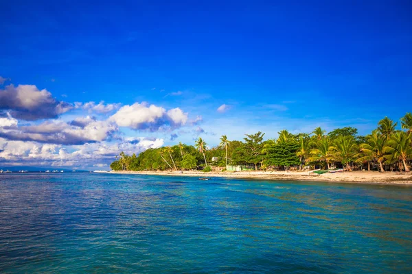 Paisagem de praia tropical ilha com céu azul perfeito em Bohol — Fotografia de Stock