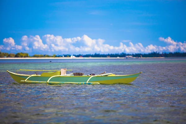 Piccola barca in acqua turchese blu — Foto Stock