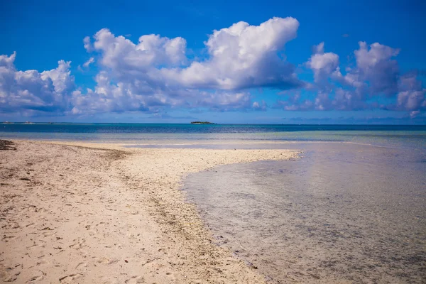 Ιδανικό τροπική παραλία με γαλαζοπράσινα νερά και άσπρη άμμο σε ένα έρημο νησί — Φωτογραφία Αρχείου
