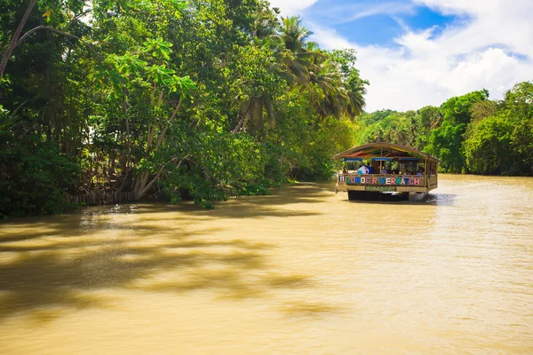 Eksotisk krydstogtskib med turister på en jungle flod Loboc, Bohol - Stock-foto