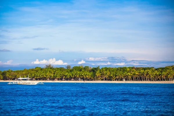 Landschap van tropische eiland strand met perfecte blauwe hemel in bohol — Stockfoto