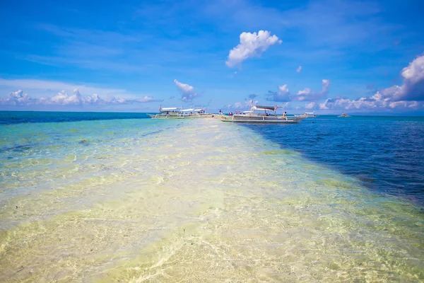 Small boats on the white tropical beach — Stock Photo, Image