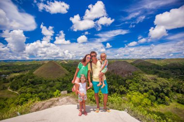 Çikolata Hills bohol içinde arka plan üzerinde iki kızla genç ailesi