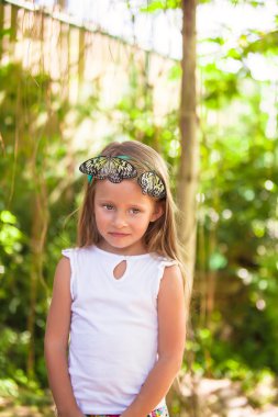 küçük sevimli kız Kelebek kelebek Bahçe ile oynuyor