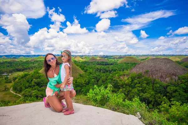 Jovem mãe e sua adorável menina em um fundo das Colinas de Chocolate em Bohol — Fotografia de Stock