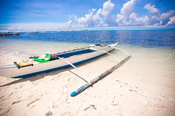 Pequeño barco de pesca en la playa tropical blanca —  Fotos de Stock