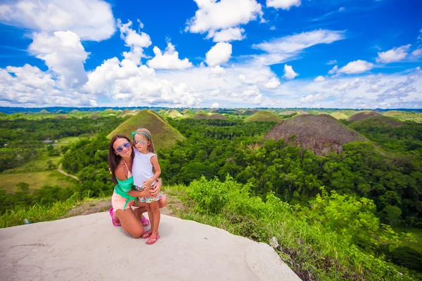 Young mother and little girl at excursion to the Chocolate Hills — Stock Photo, Image