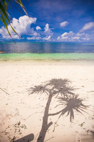Krásné divoké bílé pláže na vzdálené tropical island, Filipíny — Stock fotografie