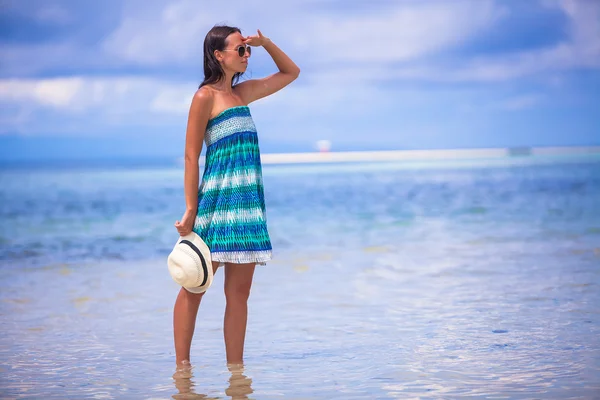 Mladá žena na exotické pláži s bílým při pohledu na moře — Stock fotografie